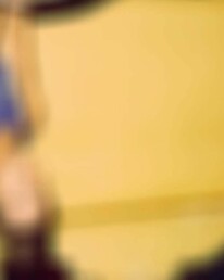 Foto desfocada de mulher realizando pose circense com tecido