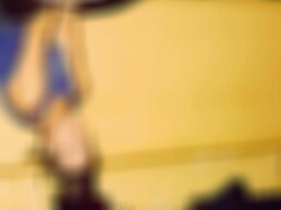 Foto desfocada de mulher realizando pose circense com tecido